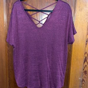 Women’s maroon tshirt